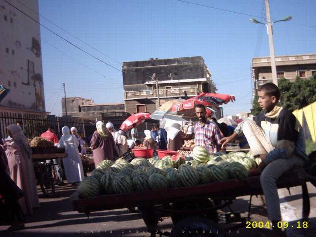 10 MARAVAL UNE RUE JOUR DE MARCHE.JPG